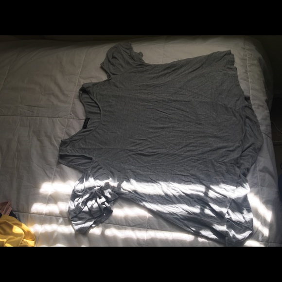 Grey shoulder cut flowing blouse. Size L. - Picture 5 of 8